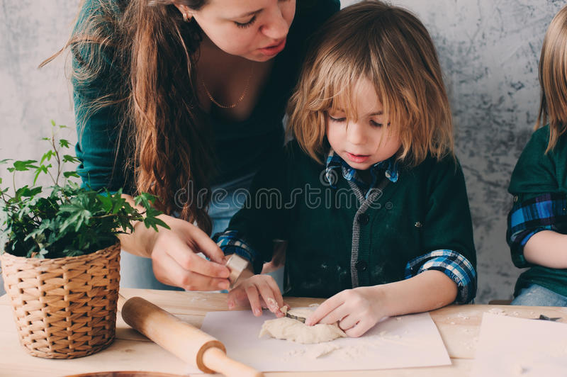 ���Ӹ�ĸ������Ҫ��Ϊ�κܶຢ����ĸ�գ�ר��̸��ĸ���յı׶�